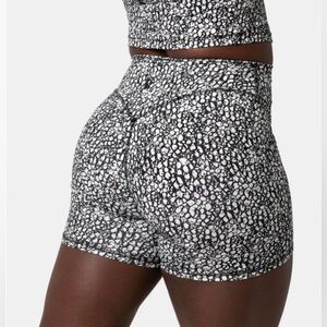 NWT Kamo fitness serenity 6” short Size Small